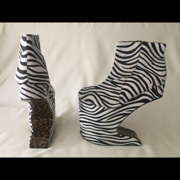 BLk/Wht platform SIZE 7 never won - Picture 2 of 2